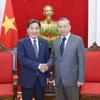 El secretario general del PCV, To Lam (derecha), recibe a Park Chang Dal, enviado especial del presidente de Corea, Lee Jae Myung. (Foto: VNA)