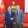 El secretario general del PCV, To Lam (derecha), recibe a Park Chang Dal, enviado especial del presidente de Corea, Lee Jae Myung. (Foto: VNA)