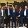 El primer ministro de Vietnam, Pham Minh Chinh (en el medio), y los delegados participantes en la cita (Foto: VNA)