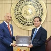 El embajador de los EAU en Vietnam, Bader Almatrooshi (izq.), y el vicepresidente del Comité Popular provincial Nguyen Hong Thanh en la reunión (Foto: VNA)