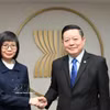 La embajadora Ton Thi Ngoc Huong, representante permanente de Vietnam ante la ASEAN en Yakarta, se reúne con el secretario general de la agrupación, Kao Kim Hourn. (Foto: VNA)