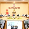 El ministro de Industria y Comercio de Vietnam, Nguyen Hong Dien, sostiene una reunión virtual con el secretario de Comercio de EE. UU., Howard Lutnick (Foto: baochinhphu.vn)