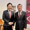 El primer ministro de Vietnam, Le Minh Hung (derecha), se reúne con su homólogo singapurense, Lawrence Wong. (Foto: VNA)
