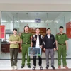 Trinh Quoc Phu lleva el martinete silvestre a la Policía de Quy Nhon Nam para su entrega (Foto: baogialai.com.vn)