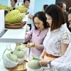 Todos los productos frutícolas exibidos en las ferias cuentan con códigos QR para su trazabilidad (Foto: VNA)