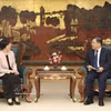 El viceprimer ministro permanente de Vietnam, Pham Gia Tuc, conversa con la presidenta del AIIB, Zou Jiayi. (Foto: VNA)