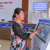 Una ciudadana realiza una solicitud en el Centro de Servicios de Administración Pública de la comuna de Xuan Hong, provincia de Ninh Binh. (Foto: VNA)