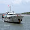 El buque 743 traslada al pescador Truong Van Chung de regreso al puerto al mediodía del 18 de agosto de 2026. Foto: Doan Manh Duong/VNA