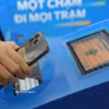 Sistema de control de acceso automático que integra identificación y autenticación electrónica, reconocimiento biométrico y pagos sin efectivo para los pasajeros de la línea ferroviaria Cat Linh-Ha Dong (diciembre de 2025). (Foto: VNA)