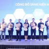 Los miembros participantes en la cooperación presentan el Foro de la Iniciativa de Cooperación de Cadenas de Valor Vietnam-ASEAN. (Foto: VNA)