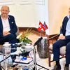 El embajador noruego en Hanoi, Stein Iversen, (derecha) y el embajador suizo, Thomas Gass, comparten con la prensa sobre el TLC entre Vietnam y la Asociación Europea de Libre Comercio. (Foto: VNA)