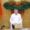 El primer ministro de Vietnam, Le Minh Hung, preside la reunión ordinaria del Gobierno correspondiente a septiembre. (Foto: VNA)