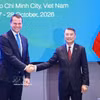 El primer ministro de Vietnam, Le Minh Hung, (derecha) recibe a Stephan Mergenthaler, director ejecutivo del Foro Económico Mundial. (Foto: VNA)