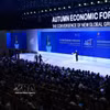 Sesión plenaria de alto nivel del Foro Económico de Otoño 2026, bajo el lema «La convergencia de los nuevos polos de crecimiento global». (Foto: VNA)