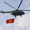 La bandera nacional ondea en el cielo mientras nos dirigimos hacia la ciudad de Ho Chi Minh. (Foto: VNA)