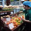 En el supermercado agrícola y alimentario orgánico Que Lam, en la ciudad de Hue, se venden frutas producidas mediante cadenas de suministro integradas y modelos de agricultura ecológica. (Foto: VNA)