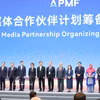 La subdirectora general de la VNA, Doan Thi Tuyet Nhung (quinta por la derecha), y representantes de agencias de noticias y medios de comunicación de la región participan en la ceremonia de lanzamiento del Comité Preparatorio del Programa de Asociación de Medios de Asia-Pacífico. (Foto: VNA)
