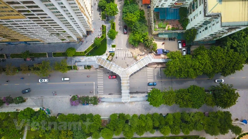 Los residentes en el distrito de Thanh Xuan, en la capital vietnamita de Hanoi, disfrutarán pronto el puente elevado con la forma de la letra Y, el más hermoso en la historia de la capital. Esta es una gran intersección con mucho tráfico y peatones porque está cerca de parques, escuelas, agencias estatales, oficinas, entre otros, por lo que el puente elevado en funcionamiento no solo es hermoso en términos de estética, sino que también contribuye en la parte práctica a las necesidades reales de la gente. Le Tran Trung Hieu, estudiante de segundo año, de la Universidad de Trabajo y Asuntos Sociales, en la urbe vietnamita, informó que vive en la calle Lang Ha, por lo que va a la escuela todos los días a través de esta intersección (Fuente: Vietnam+)