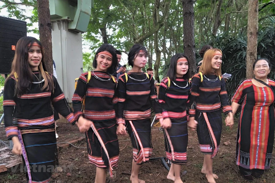 Tay Nguyen (Altiplanicie Central) no solo es reconocida por su cultura de gongs y los relatos épicos que sus habitantes cuentan junto al fuego, sino también por sus estatuas de madera, tan tradicionales y sencillas como la gente de esta región. El arte de esculpir en madera ha interesado a los folcloristas porque muestra vívidamente la cultura de esa zona y la rica vida espiritual de los grupos étnicos que viven allí. Las provincias vietnamitas de Dak Lak, Gia Lai y Kon Tum han adoptado una política sobre la “conservación de los valores culturales para el desarrollo turístico y económico”. Las esculturas de madera ahora no solo están presentes silenciosamente en las sagradas tumbas de Tay Nguyen, sino que también aparecen en lugares públicos y sitios turísticos (Fuente: Vietnam+)