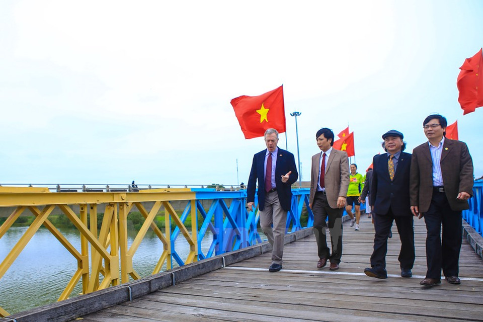 Pasa por la línea histórica en el puente Hien Luong (provincia de Quang Tri), que una vez era demarcación temporal entre el Norte y el Sur durante la guerra. El embajador afirmó que si queremos un buen futuro, debemos ser sinceros con el pasado.