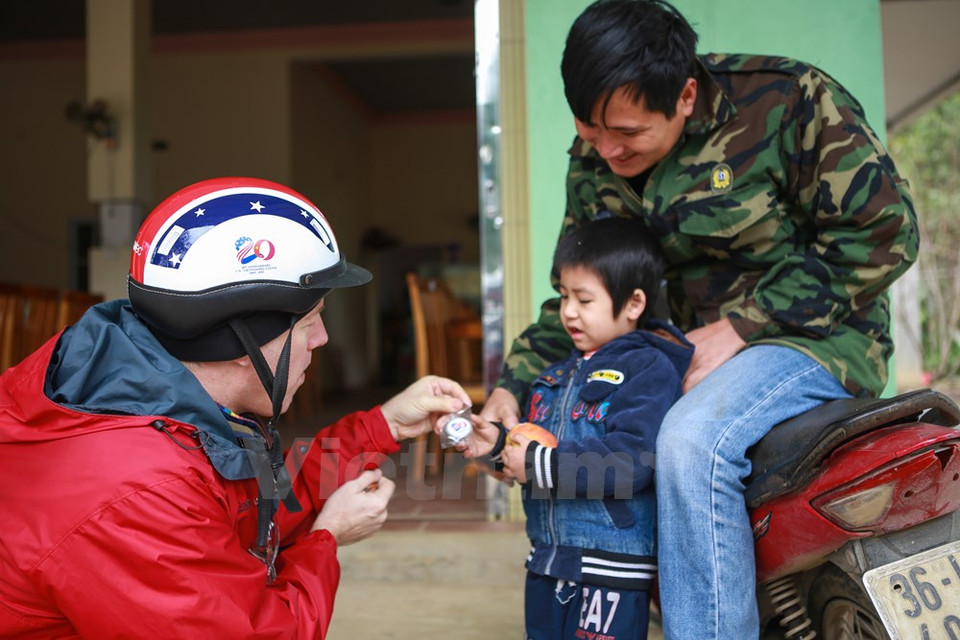 Obsequió a un niño el distintivo conmemorativo de 20 años de la normalización de los nexos bilaterales (Fuente: VNA)