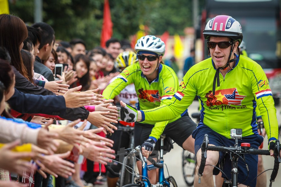 Estudiantes de la Universidad de Quang Binh saludan al embajador estadounidense (Fuente: VNA)