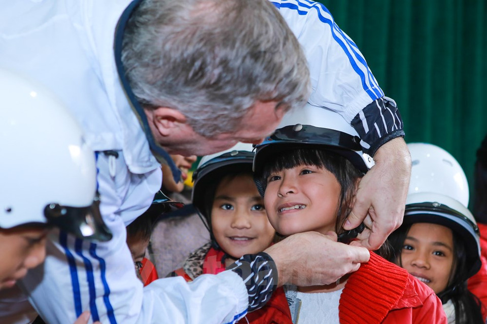 Ted Osius regaló cascos de seguridad a niños desfavorecidos en Ha Tinh (Fuente: VNA)