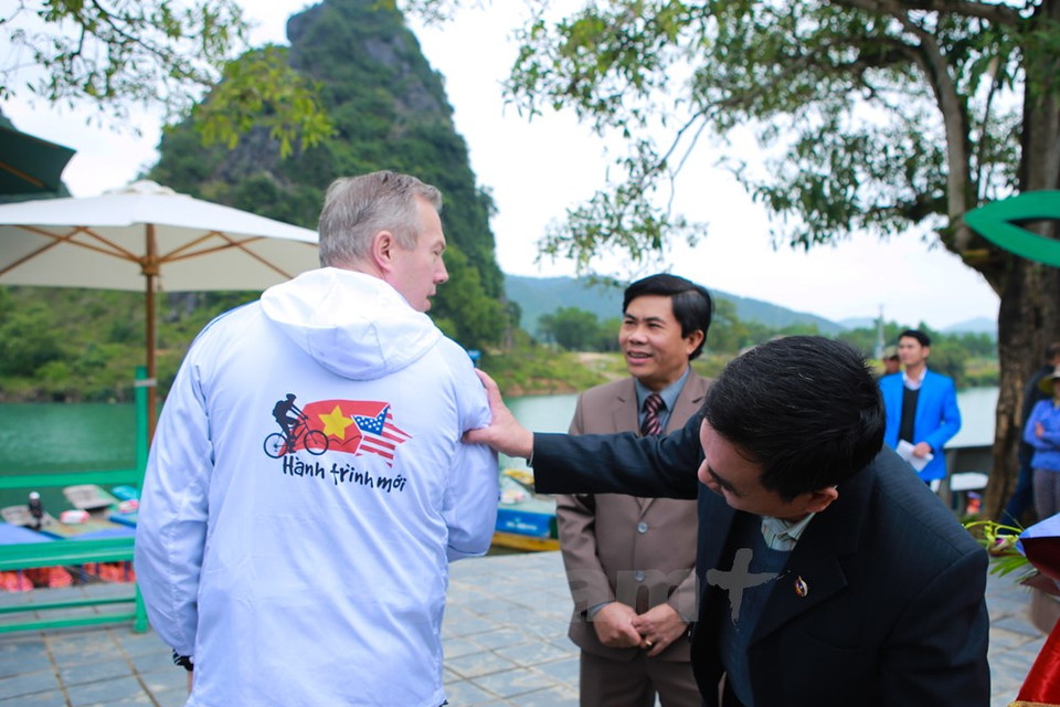 Ted Osius "expone" su sudedera con las palabras "Un nuevo viaje" a líderes de la provincia de Quang Binh (Fuente: VNA)