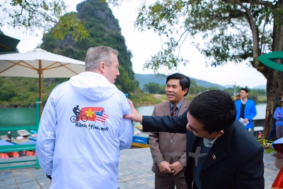 Ted Osius "expone" su sudedera con las palabras "Un nuevo viaje" a líderes de la provincia de Quang Binh (Fuente: VNA)