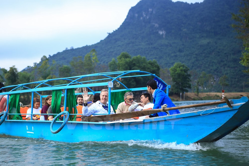 Visita la cueva Phong Nha en el Parque Nacional Phong Nha - Ke Bang en Quang Binh (Fuente: VNA)