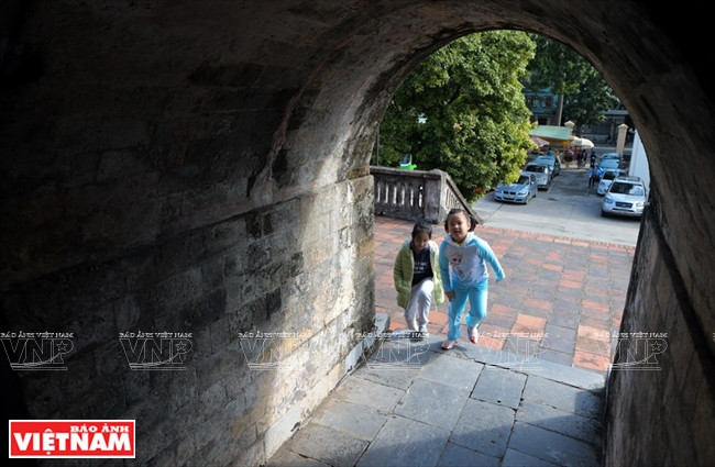 Para subir a la cima, se deben caminar a través de un túnel de piedra y ladrillo. (Fuente: VNA)