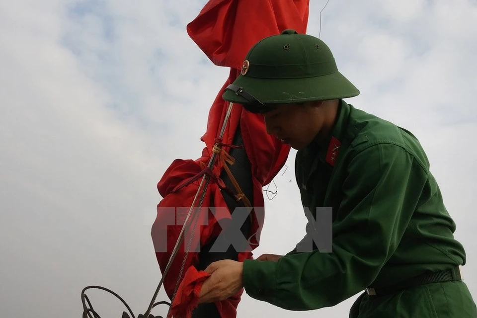 La bandera nacional en el Asta de Hanoi fue colgada a media asta (Fuente: VNA)