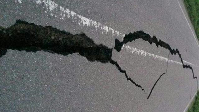 Ranuras en las calles tras el sismo (Fuente: AFP/Getty Images)