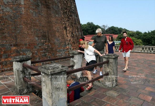 Viajeros extranjeros exploran el Asta de la bandera nacional de Hanoi. (Fuente: VNA)