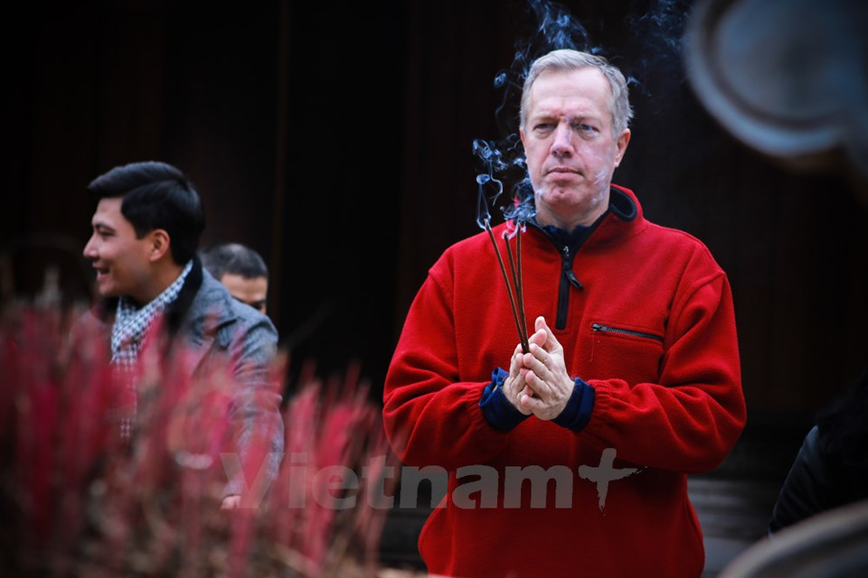 Colocó inciensos en el conjunto de reliquias de Lam Kinh, Thanh Hoa, donde se sublevó Le Loi, quien luego fundó la dinastía Le (1427 - 1789) 