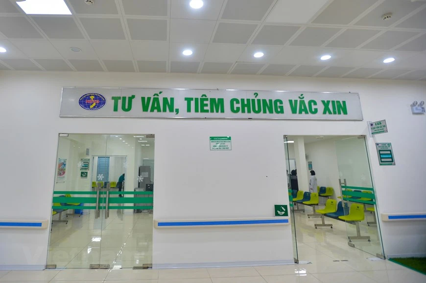 El Ministerio de Salud de Vietnam comenzó a distribuir la mañana del 8 de marzo las dosis de la vacuna AstraZeneca contra el COVID-19 a diferentes lugares del país, como el Hospital Central de Enfermedades Tropicales en Hanoi, su similar en Ciudad Ho Chi Minh, así como la provincia norteña de Hai Duong. Según la cartera, con 117 mil 600 dosis, esta etapa de vacunación contra el COVID-19 dio inicio a la campaña de inmunización más grande a nivel nacional. El Gobierno vietnamita ha invertido y movilizado todos los recursos para implementar este programa, en pos de prevenir eficazmente la pandemia, en contribución a la protección, cuidado y mejora de la salud de la población. (Foto: Vietnam+)