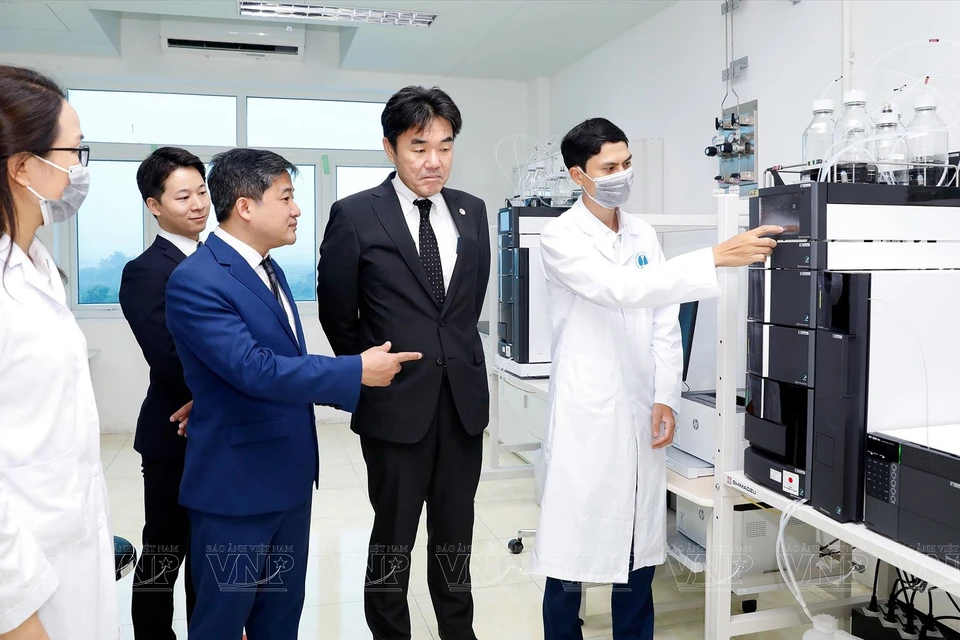 Los delegados visitan el laboratorio de pruebas recién inaugurado en RETAQ. (Foto: VNA)