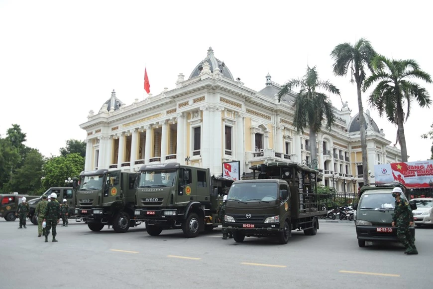 La Brigada 86 del Comando de Química, en coordinación con la Jefatura militar de la capital, implementa la campaña de de desinfección a gran escala (Fuente: Vietnam +).