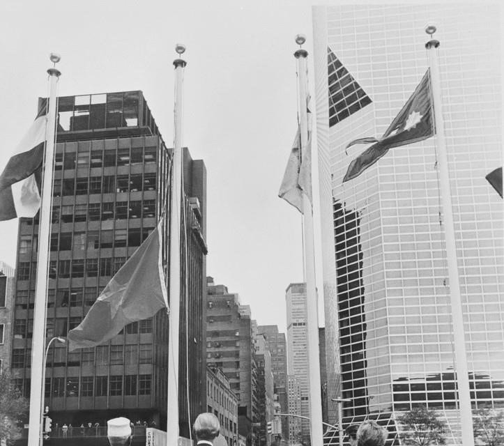 El acto de izamiento de la bandera de Vietnam el 20 de septiembre de 1977, que marca la incorporación oficial de Vietnam a la ONU (Fuente: VNA)