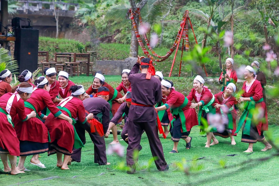 El grupo Tho celebra el festival de primavera cuando las flores de durazno florecen por todas las montañas (Fuente: VNA)