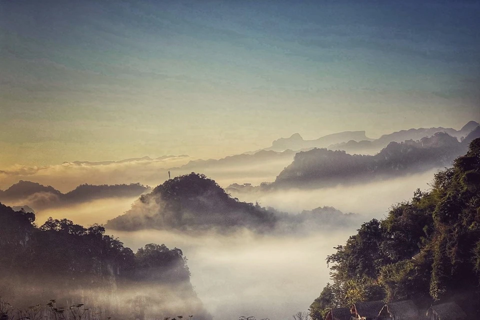 A más de 320 kilómetros de la capital Hanoi, la provincia norteña de Son La es una tierra que no solo tiene la identidad cultural indígena y las tradiciones históricas, sino que también posee hermosos paisajes. Al llegar a esta localidad en agosto, los visitantes se quedan impresionados por el hermoso panorama de las montañas con altos picos y valles arbolados al atardecer. Son La se ubica en una región con una altitud media de 600 a 700 metros sobre el nivel del mar. La provincia tiene cordilleras de montañas y colinas en los distritos de Sop Cop, Thuan Chau y Bac Yen. Junto con las provincias de Hoa Binh, Dien Bien, Lai Chau, Son La es considerada el techo de la región norteña del país. (Fuente: Vietnam+)