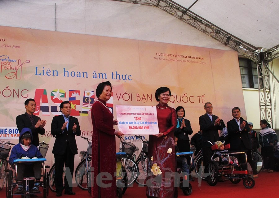 En la inauguración, Mai Thi Hanh, esposa del presidente de Estado, Truong Tan Sang, entregó regalos a la Fundación de protección de personas con discapacidades y niños huérfanos de Vietnam. (Fuente: VNA)