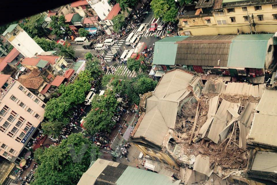 Vista desde arriba del incidente. El edificio de más de 60 años de antigüedad comprende tres bloques. (Fuente: VNA)