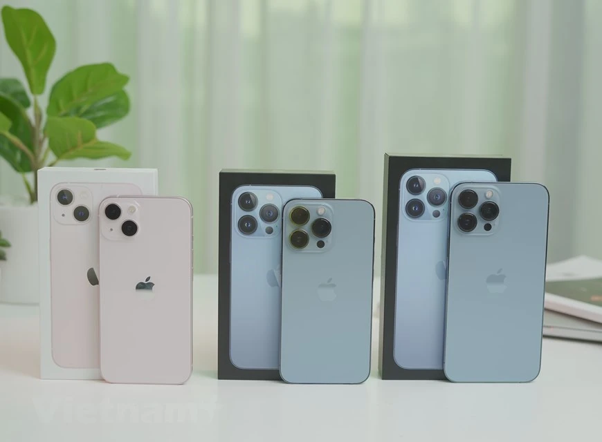 Solo casi un día después de que los modelos de iPhone 13 comenzaran a venderse en algunos mercados, estas versiones también estaban disponibles en Vietnam a través de los vendedores en línea. Según una tienda, las primeras versiones del iPhone 13 a Vietnam tienen un alto precio de venta de casi 50 millones de dong pero la cantidad es muy pequeña debido al mayor costo de importaciones. El dispositivo se reserva a partir del 17 de septiembre y llega oficialmente a usuarios de todo el mundo el 24 de septiembre. En la mañana del 25 de septiembre, los primeros iPhone 13 también estaban disponibles en Vietnam (Foto: Vietnam+)