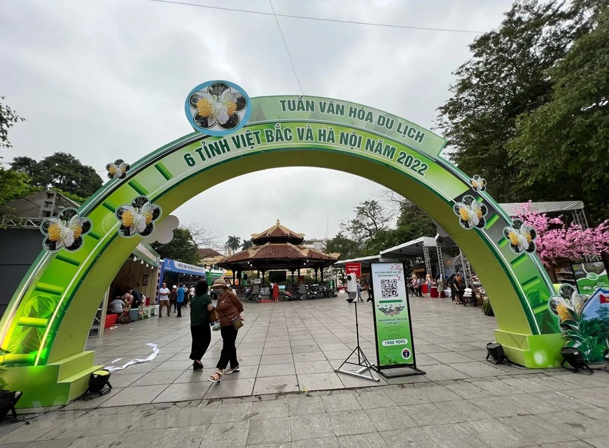 La Semana de la Cultura y el Turismo de seis provincias de la región de Viet Bac y Hanoi, se inaugurará el 16 de abril en el jardín de flores Ly Thai To, en el centro de esta capital. El programa incluye una ceremonia y un espectáculo artístico con el tema "Colores de Viet Bac" interpretado por el grupo de arte de esas localidades. Pero desde esta tarde (15 de abril) el evento arrancó con amplias actividades para presentar las especialidades locales y brindar información cultural y turística a los residentes capitalinos. La zona de Viet Bac comprende seis provincias norteñas que son Cao Bang, Bac Kan, Lang Son, Ha Giang, Tuyen Quang y Thai Nguyen. (Foto: Mai Mai/Vietnam+)