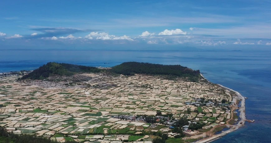 La hermosa isla de Ly Son, en la provincia vietnamita de Quang Ngai, no solo es famosa en el país y el extranjero porque es la tierra natal de los soldados marineros de la flotilla de Hoang Sa, quienes salieron al Mar del Este para defender la soberanía de los archipiélagos de Hoang Sa (Paracel) y Truong Sa (Spratly) hace cuatro siglos, sino también por ser un geoparque con valores paisajísticos y rica biodiversidad, formado por 10 volcanes prehistóricos, como las “Maldivas en el Mar del Este”. Este lugar se considera como un museo natural que registra actividades volcánicas ocurridas en la era del Cuaternario. En la actualidad, la isla cuenta con seis cráteres y una variedad de rocas y suelos. (Fuente: Vietnam+)