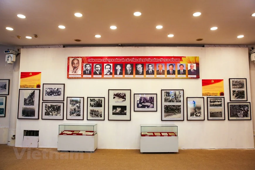 El 18 de enero de 2021 se inauguró oficialmente en el Centro de Exposiciones de Arte y Cultura de Vietnam la exposición "Nuestro Partido es grandioso", con motivo del 91 aniversario de la fundación del Partido Comunista de Vietnam (3 de febrero) y el XIII Congreso Nacional del Partido Comunista de Vietnam. La fundación del PCV constituye un gran viraje a la Revolución vietnamita. El Partido fue creado, dirigido y forjado por el presidente Ho Chi Minh. Bajo la dirección del Partido, la revolución vietnamita ha logrado gloriosas victorias, abriendo una nueva época para el desarrollo de la nación vietnamita: época de la independencia nacional avanzando hacia el socialismo; iniciando una nueva era: era de Ho Chi Minh. (Foto: Minh Son/Vietnam +)