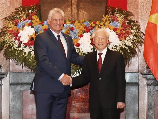 El secretario general del Partido Comunista de Vietnam (PCV) y presidente del Estado, Nguyen Phu Trong, recibió al presidente de los Consejos de Estado y de Ministros de Cuba, Miguel Díaz-Canel Bermúdez, durante su visita a Hanoi en noviembre de 2018. (Fuente: VNA)