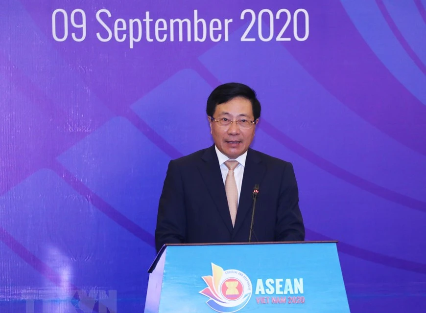 El vicepremier y canciller de Vietnam, y presidente del Comité Nacional de la ASEAN 2020, Pham Binh Minh, preside la 53 Reunión de Ministros de Relaciones Exteriores de la ASEAN. (Fuente: VNA)