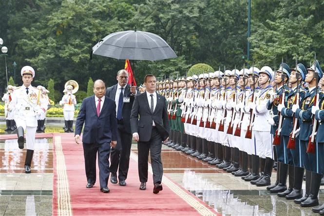 Los primeros ministros de Vietnam, Nguyen Xuan Phuc, y de Rusia, Dmitri Medvédev, en el acto de bienvenida (Fuente: VNA) 